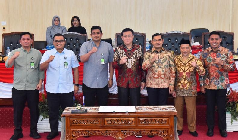 Rapat Paripurna tentang ‘Penyampaian Laporan Hasil Pembahasan R.APBD, Pendapat Fraksi-Fraksi dan Penandatanganan/Pengambilan Keputusan DPRD Kota Medan sekaligus Persetujuan Bersama DPRD Kota Medan dengan Kepala Daerah atas Ranperda Kota Medan tentang RAPBD Kota Medan Tahun Anggaran 2025’ yang digelar Rabu (10/9/2024), di Ruang Paripurna Gedung DPRD Kota Medan, Jl Kapten Maulana Lubis No 1, Medan.