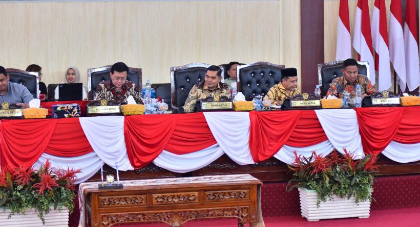 Rapat Paripurna tentang ‘Penyampaian Laporan Hasil Pembahasan R.APBD, Pendapat Fraksi-Fraksi dan Penandatanganan/Pengambilan Keputusan DPRD Kota Medan sekaligus Persetujuan Bersama DPRD Kota Medan dengan Kepala Daerah atas Ranperda Kota Medan tentang RAPBD Kota Medan Tahun Anggaran 2025’ yang digelar Rabu (10/9/2024), di Ruang Paripurna Gedung DPRD Kota Medan, Jl Kapten Maulana Lubis No 1, Medan.