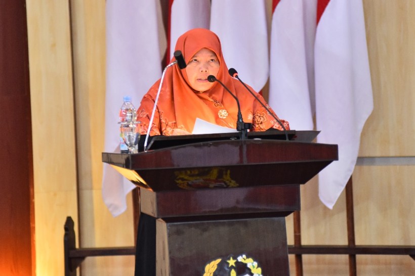 Anggota DPRD Kota Medan Dhiyaul Hayati saat membacakan Pendapat Fraksi PKS.