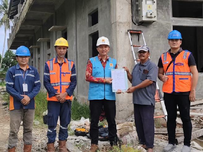 Foto bersama sekaligus penyerahan bukti serah terima pasang baru untuk Klinik Utama Mulia di Jalan Saonigeho KM 2 Kecamatan Telukdalam, Kamis (10/10/2024).