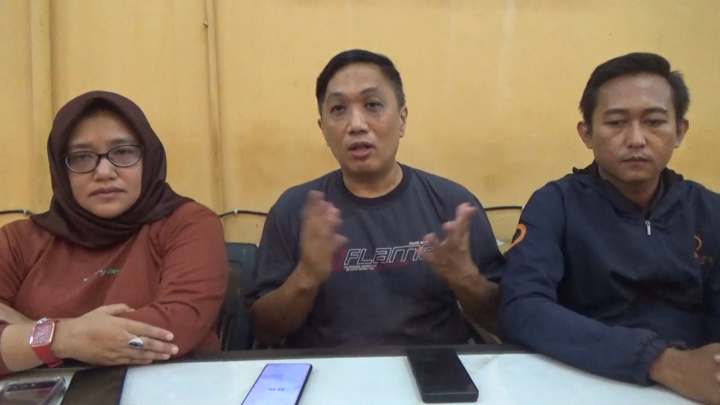IMG-20241023-WA0025 Erwin Henderson (tengah) didampingi Penasehat Hukumnya, Khilda Handayani SH MH dan Yogi Pratama SH MH saat wawancara di Medan, Senin (21/10/2024).