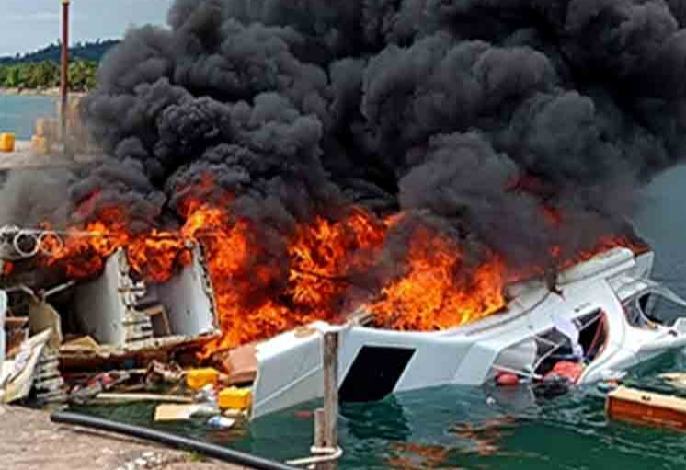 speedboat yang membawa rombongan Cagub Malut Benny Laos untuk berkampanye meledak di Pulau Taliabu, Sabtu (12/10/2024). Foto/MalukuTerkini