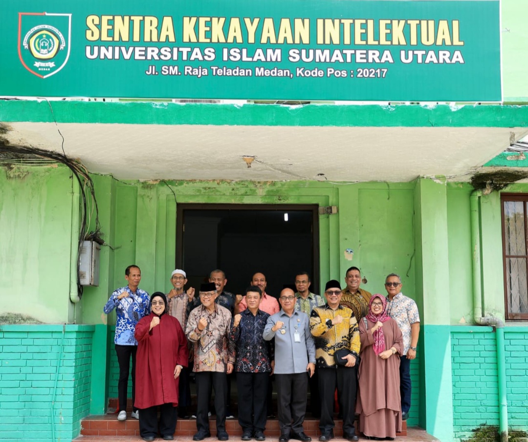 Ketua APPERTI Sumut Indra Ginawan, Rektor UISU Safrida bersama nara sumber seminar nasional APPERTI usai meresmikan Sentra Kekayaan Intelektual UISU