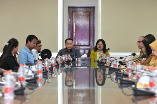 Pj. Gubernur Sumut, Agus Fatoni menerima Kunjungan Kerja Anggota DPD RI, Badikenita Br. Sitepu di Ruang Rapat Lantai 10 Kantor Gubernur Sumut, Jalan Diponegoro No. 30, Medan, Selasa (5/11/2024). Foto/Diskominfo Sumut