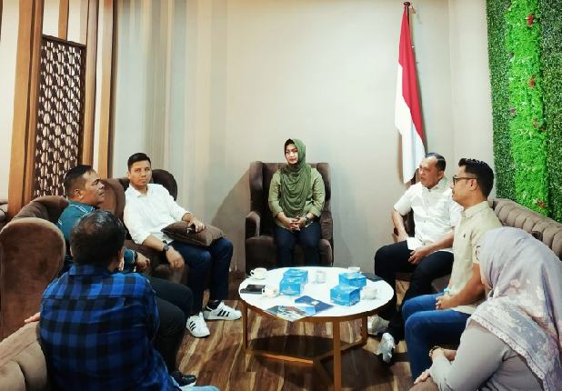 IMG-20241105-WA0053_resize_52 Anggota DPRD Kota Medan, Lailatul Badri saat menerima anggota Dewan Perwakilan Rakyat Kabupaten Aceh Besar (DPRK) Aceh Besar, Selasa (5/11/2024). Foto Ist