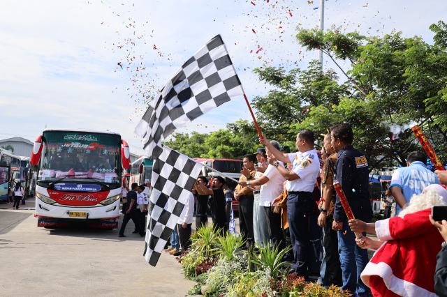 20241226_230754_resize_50 Pemprov Sumut melepas keberangkatan 1.200 peserta Mudik Gratis Natal dan Tahun Baru (Nataru) 2024/2025. Acara berlangsung di Terminal Amplas, Jalan Panglima Denai, Medan, Sabtu (21/12/2024). Foto/Diskominfo Sumut