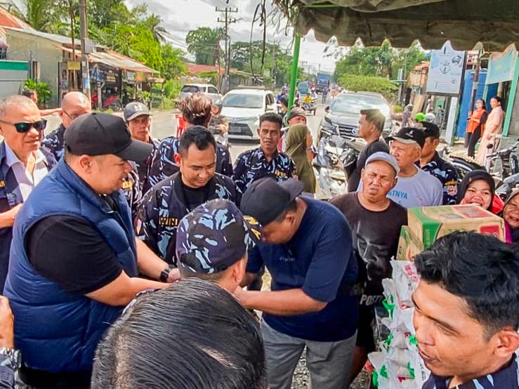 Angkatan Muda Pembaharuan Indonesia (AMPI) Kota Medan menyalurkan bantuan untuk korban banjir di Medan Labuhan.