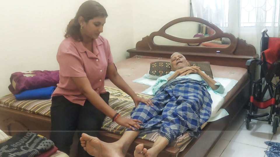 Salini bersama ayahnya M Sethuraman, saat ditemui wartawan di rumah kontrakannya.