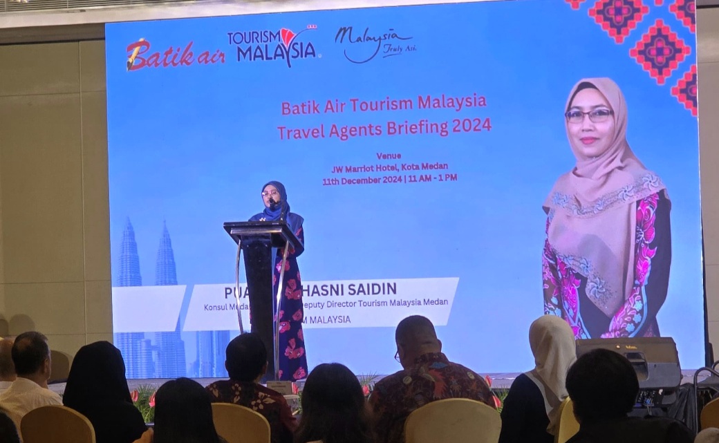 Nor Hasni Saidin Konsul Muda Pelancongan / Deputy Director Tourism Malaysia Medan saat memberikan sambutan pada Travel Agents Briefing 2024 di JW Marriot Hotel Medan