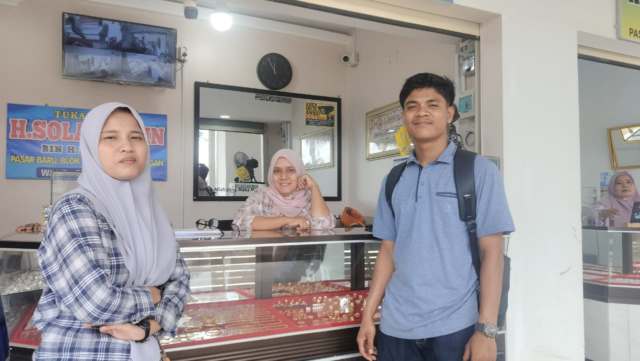 Salah satu toko emas di Madina.