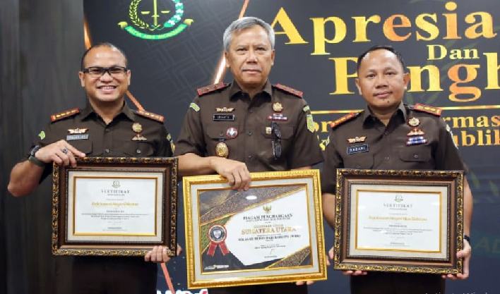 Kepala Kejaksaan Tinggi Sumatera Utara Idianto,SH,MH (tengah) menerima penghargaan Performa Reformasi Birokrasi di Lingkungan Kejaksaan Republik Indonesia 2024, Rabu (19/2/2025) di Gedung Utama lantai 11 Kejaksaan Agung RI Jakarta.