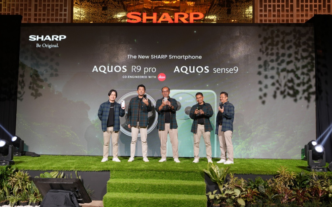 Perwakilan Sharp merilis smartphone terbaru Sharp AQUOS R9 pro dan sense9 di Jakarta. (foto ke kanan) Yasuaki Fukuyama, Associate Manager of Overseas Sales Division, Sharp Corporation, Shinji Teraoka, President Director, Andry Adi Utomo, National Sales Senior General Manager, Ardy,  AUVI & Smartphone Product Strategy Head Division dan Martinus Roy Hunto, Head of Marcom Division