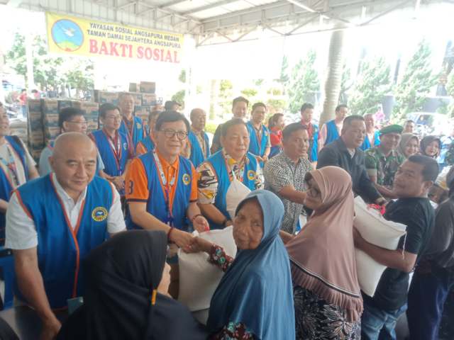 SIMBOLIS-Jajaran Pengurus Yayasan Sosial Angsapura Medan dan TDS Angsapura serta Muspika Kecamatan Tanjungmorawa, menyerahkan paket lebaran secara simbolis kepada sejumlah warga di Pelataran Kantor TDS Angsapura Tanjungmorawa, Minggu (16/03/2025). Foto/medandaily.com/asril tanjung