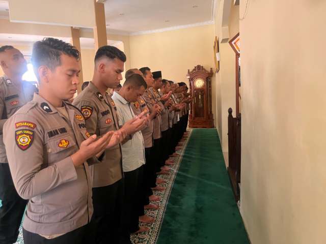 Jajaran polres Mandailing Natal Salat gaib.