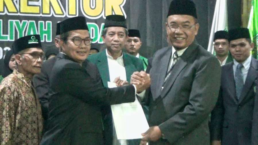 IMG-20250319-WA0045 Ketua Umum PB Al Jam'iyatul Washliyah Dr KH Masyhuril Khamis SH MM menyerahkan SK Rektor kepada Rektor UNIVA Prof Dr H M Jamil MA.