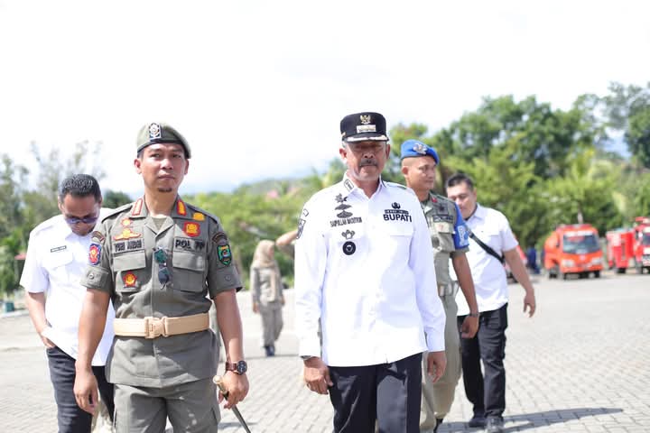 Bupati Mandailing Natal H Saifullah Nasution bersama Kadis Pol PP.