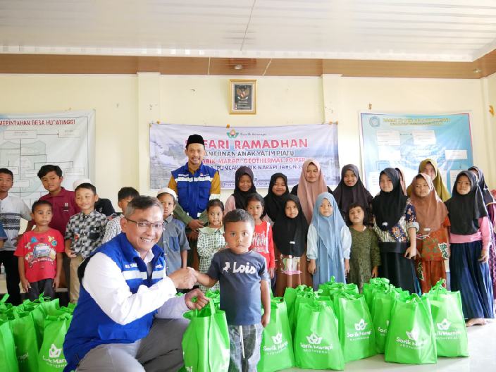 PT SMGP bersama anak yatim.