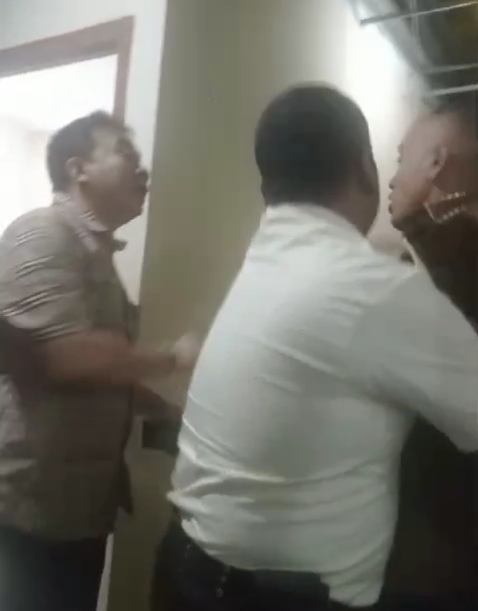 Tangkapan layar video seorang sekuriti melerai anggota DPRD Medan, Dody Simangunsong dan disaksikan Wakil Ketua DPRD Medan Zulkarnaen.