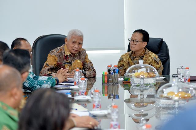 Wakil Gubernur Sumatera Utara (Sumut) Surya menerima kunjungan Anggota DPR RI Rokhmin Dahuri, di Ruang kerja Lantai 9 Kantor Gubernur Sumut Jalan Diponegoro 30 Kota Medan, Jumat (11/4/2025). Foto/Diskominfo Sumut