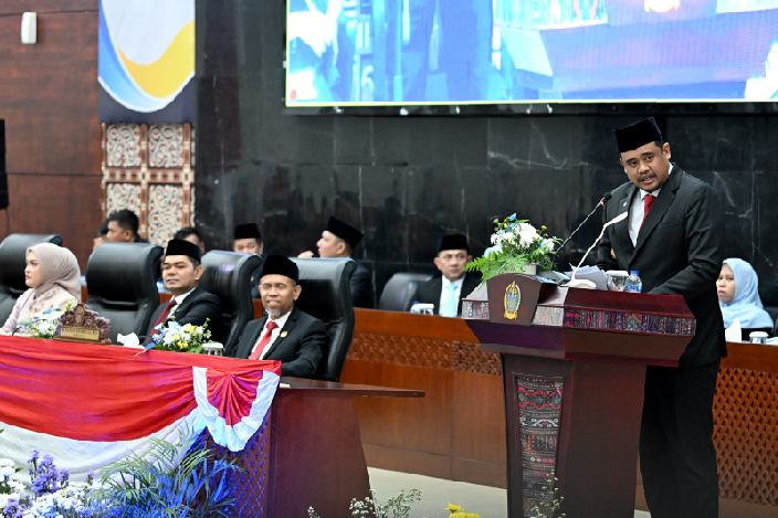 Gubernur Sumatera Utara (Sumut) M. Bobby Afif Nasution didampingi Ketua TP PKK Sumut Kahiyang Ayu, Istri Wakil Gubernur Sumut Titiek Sugiharti Surya, Pj Sekda Prov Sumut Effendy Pohan, Pj Ketua DWP Sumut Yulia Effendy Pohan, saat mengikuti Rapat Paripurna DPRD Pemprov Sumut dalam rangka memperingati Hari Jadi Pemprov Sumut ke-77 di Ruang Rapat Paripurna DPRD Sumut, Selasa (15/4/2025). Foto/Diskominfo Sumut
