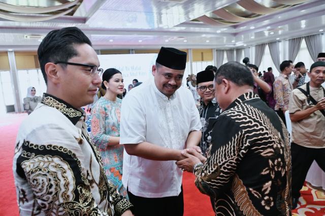 Gubernur Sumatera Utara (Sumut) Bobby Afif Nasution didampingi Ketua TP PKK Sumut Kahiyang Ayu menyambut kedatangan para Bupati dan Walikota se-Sumut pada acara Halalbihalal Hari Raya Idulfitri 1446 H di Aula Tengku Rizal Nurdin Rumah Dinas Gubernur Sumut, Jalan Sudirman 41, Medan, Selasa (1/4/2025). Foto/Diskominfo Sumut