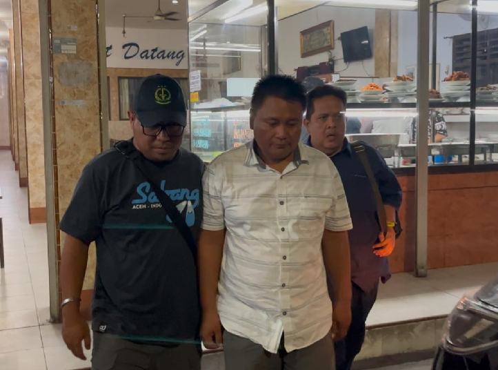 IMG_20250412_194836_resize_66 Kejati Sumut dipimpin oleh Asintel Kejati Sumut Andri Ridwan, SH,MH berhasil mengamankan Daftar Pencarian Orang (DPO) Terpidana Agus Nugroho di salah satu rumah makan di kawasan Tanjung Morawa, Jumat (11/4/2025).