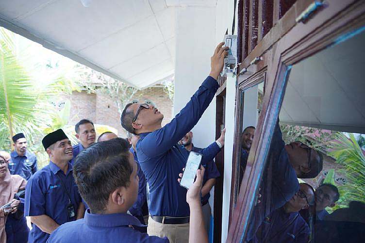 IMG-20250416-WA0123_resize_93 General Manager PLN UID Sumut saat melakukan pengisian token listrik rumah Muhammad Suardi.