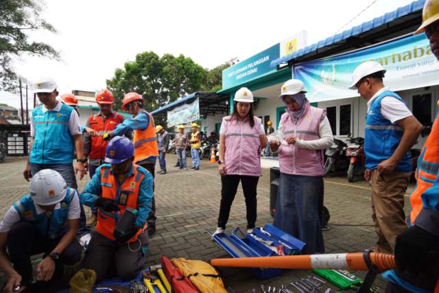 IMG-20250430-WA0045_1 Ayu saat melakukan pengecekan kelengkapan peralatan.