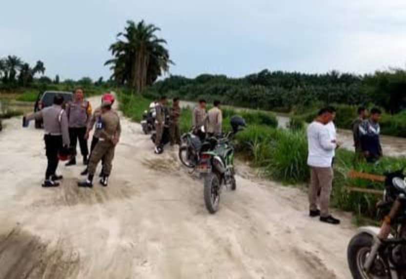 Tim gabungan dari Polres Deliserdang dan Polsek Pagar Merbau melakukan razia galian C dan tambang pasir ilegal di Kec. Pagar Merbau tepatnya diantara sungai ular, Selasa (20/5/2025).