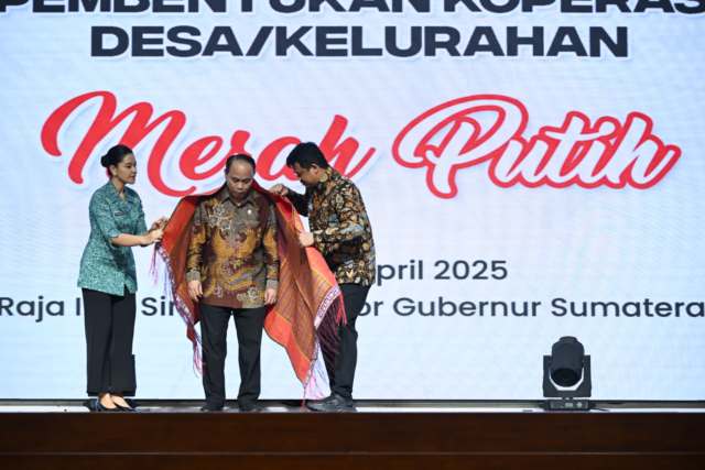 Gubernur Sumatera Utara (Sumut) Bobby Nasution bersama Ketua TP PKK Sumut Kahiyang Ayu mendampingi Menteri Koperasi dan UMKM Budi Arie Setiadi pada acara Sosialisasi Pembentukan Koperasi Desa/Kelurahan Merah Putih di Aula Raja Inal Siregar, Kantor Gubernur Sumut, Jalan Diponegoro Nomor 30, Medan, Rabu (30/4/2025). Foto/Diskominfo Sumut