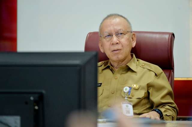 Penjabat (Pj) Sekretaris Daerah Provinsi (Sekdaprov) Sumut Effendy Pohan mengikuti Rapat Koordinasi Pengendalian Inflasi Daerah dan Sosialisasi Instruksi Presiden Nomor 9 Tahun 2025 tentang Percepatan Pembentukan Koperasi Desa/Kelurahan Merah Putih secara daring melalui Zoom meeting yang diselenggarakan oleh Kemendagri, di Ruang Smart Province Lantai 6 Kantor Gubernur Sumut Jalan Diponegoro, Kota Medan, Senin (19/5).