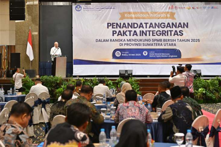 PjSekdaProvSumut_Konsolidasi Sistem Penerimaan Murid Baru T.A 2025-2026 6 Penjabat (Pj) Sekretaris Daerah Provinsi Sumatera Utara (Sumut) Effendy Pohan menghadiri Konsolidasi Wilayah dan Penandatanganan Pakta Integritas dalam rangka mendukung Sistem Penerimaan Murid Baru (SPMB) Bersih Tahun 2025 Provinsi Sumatera Utara di Hotel Grand Mercure Jalan Sutomo Nomor 1 Medan, Rabu (14/5/2025).