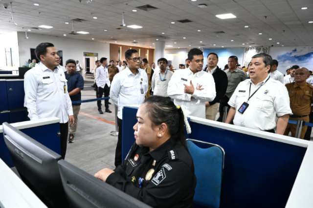 Screenshot_2025-05-20-17-21-12-49_99c04817c0de5652397fc8b56c3b3817 Gubernur Sumatera Utara (Sumut) Bobby Afif Nasution, meninjau autogate, PMI Lounge dan VIP Bandara Kualanamu di Terminal A Bandara Kualanamu, Senin (19/5/2025).