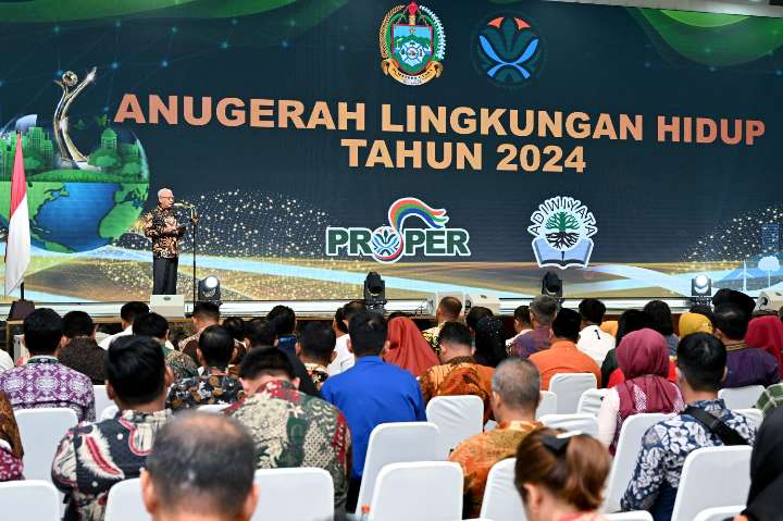 Screenshot_2025-05-27-12-02-51-58_99c04817c0de5652397fc8b56c3b3817 Wakil Gubernur Sumut Surya menyerahkan Anugerah Lingkungan Hidup Tahun 2024 yang diselenggarakan Dinas Lingkungan Hidup dan Kehutanan Provinsi Sumut di Aula Raja Inal Siregar, Lantai 2 Kantor Gubernur Sumut, Jalan Diponegoro Nomor 30, Medan, Kamis (22/5/2025).