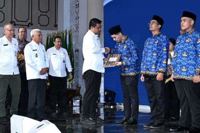 Screenshot_2025-05-29-18-25-01-70_99c04817c0de5652397fc8b56c3b3817 Gubernur Sumatera Utara (Sumut) Bobby Nasution bersama Wakil Gubernur Sumut Surya, Sekretaris Daerah Provinsi Sumut Effendy Pohan, serta sejumlah OPD Pemprov Sumut melakukan penyerahan SK CPNS Pemprov Sumut Formasi 2024 pengangkatan 2025 di Aula Raja Inal Siregar Kantor Gubernur Sumut Jalan Diponegor 30, Medan, Rabu (28/05/2025).