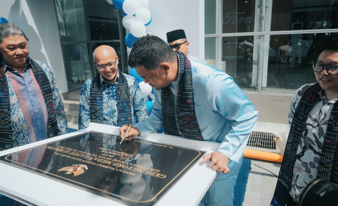 Gubernur Sumut, Bobby Nasution bersama manajemen Ford RMA Indonesia saat persemian dealer baru Ford di Medan.