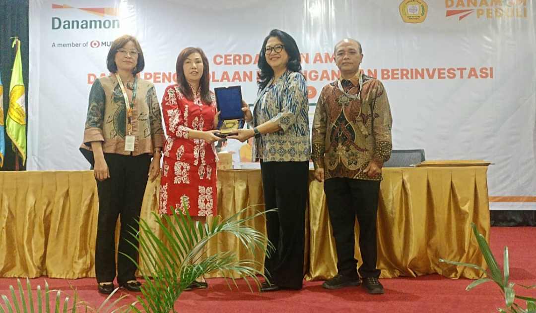 Rektor Universitas Sari Mutiara Indonesia, Prof Dr Dra Ivan Elisabeth Purba SH M.Kes. ( kanan) menyerahkan cinderamata kepada Region Head Bank Danamon, Riana Suagiat pada acara serah terima smart classroom
