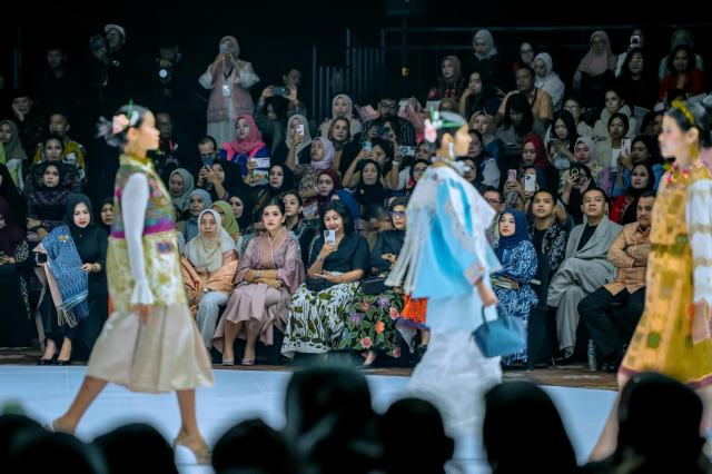 20250602_100243_resize_52 Ketua Dewan Kerajinan Nasional Daerah (Dekranasda) Provinsi Sumut Kahiyang Ayu Bobby Nasution bersama Wakil Ketua Dekranasda Sumut Titiek Sugiharti Surya, menghadiri acara Indonesia Fashion Week (IFW) ke-12 Tahun 2025, yang dilaksanakan di Plenary Hall Jakarta Convention Center, (JCC) Senayan, Jakarta, Minggu (1/6/2025). Foto/Diskominfo Sumut