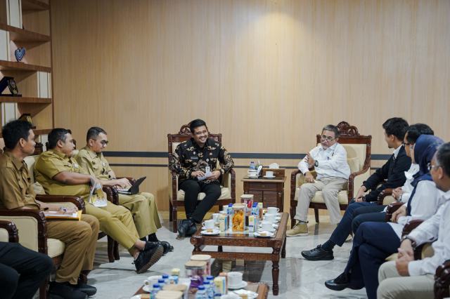 20250604_154636_resize_14 Gubernur Sumut Muhammad Bobby Afif Nasution menerima kunjungan Satu Kerja Khusus Pelaksana Kegiatan Usaha Hulu Minyak dan Gas Bumi (SKK Migas) Perwakilan Sumatera Bagian Utara (Sumbagut) di ruang kerja, Kantor Gubernur Sumut, Jalan Pangeran Diponegoro Nomor 30 Medan, Selasa (3/6/2025). Foto/Diskominfo Sumut