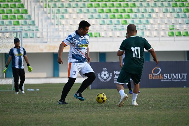 20250621_121233_resize_79 Gubernur Sumut Muhammad Bobby Afif Nasution membuka Kejuaraan Mini Soccer Jurnalis Championship (MSJC) Sumut Berkah 2025 di di Lapangan Sepakbola Mini Dispora Sumut, Jalan Willem Iskandar, Deliserdang, Jumat (20/6/2025). Selain menyaksikan pertandingan Gubernur juga ikut menunjukkan kebolehannya bermain di lapangan hijau. Foto/Diskominfo Sumut