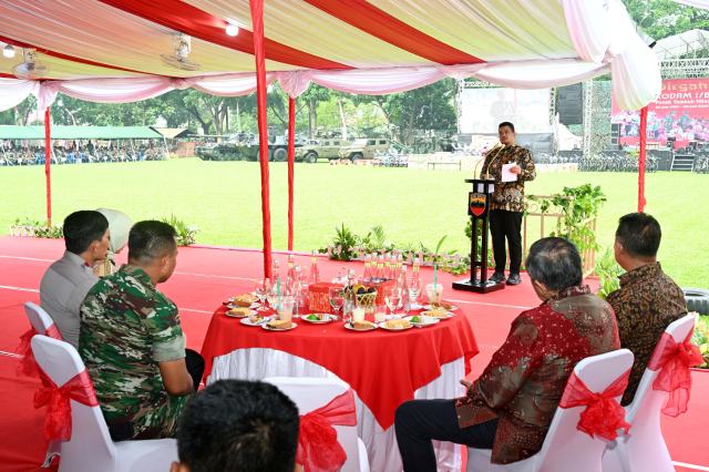 20250621_233431_resize_28 Gubernur Sumut, Bobby Nasution menghadiri Peringatan HUT ke-75 Kodam I Bukit Barisan yang diselenggarakan di Makodam I Bukit Barisan, Jalan Gatot Subroto, Medan, Jum'at (20/6/2025). Foto/Diskominfo SumutÂ
