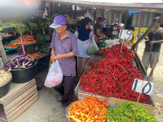 IMG-20250601-WA0031_resize_54 Salah satu pasar di kawasan Kota Medan yang menjual bahan pokok.