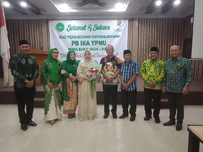 PLAKAT-Usai menyerahkan plakat kepada Bunda Indah salah seorang Pembina, sejumlah jajaran Pengurus PB IKA YPNU Periode 2025-2030 diketuai Marham Nasution, Sekretaris Joni Lubis (paling kiri), Penasehat Irone Yoesoef (paling kanan) diabadikan bersama di Griya Hotel Medan, Minggu (01/06/2025). Foto/medandaily.com/asril tanjung