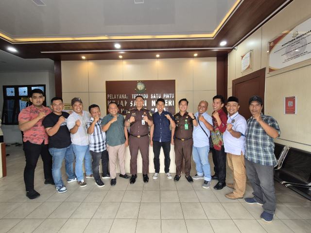 Kejari dan beberapa pengurus PWI Madina Foto bersama.