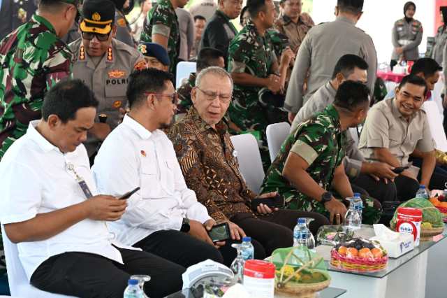 PJ Sekda Provinsi Sumatera Utara (Sumut) Arman Effendy Pohan bersama Kapolda Sumut Irjen Pol Whisnu Hermawan Februanto, dan Pangdam I/Bukit Barisan Mayjen TNI Rio Firdianto dan unsur Forkopimda lainnya menghadiri dan menyaksikan groundbreaking gudang ketahanan pangan Polri, di Jalan Flamboyan Medan, Kamis (5/6/2025).