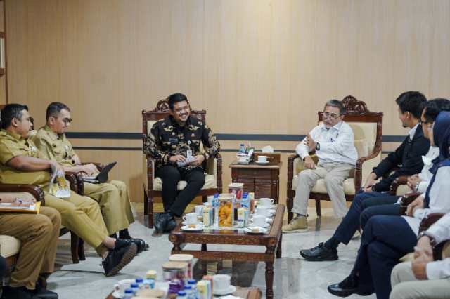 Screenshot_20250609_174248 Gubernur Sumatera Utara (Sumut) Muhammad Bobby Afif Nasution menerima kunjungan Satu Kerja Khusus Pelaksana Kegiatan Usaha Hulu Minyak dan Gas Bumi (SKK Migas) Perwakilan Sumatera Bagian Utara (Sumbagut) di ruang kerja, Kantor Gubernur Sumut, Jalan Pangeran Diponegoro Nomor 30 Medan, Selasa (3/6).