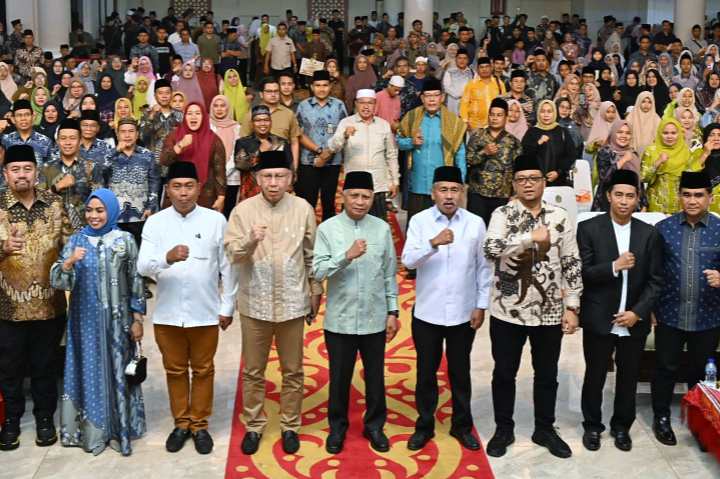 Screenshot_20250618_210832_1 Wakil Gubernur Sumut, Surya resmi menutup Seleksi Tilawatil Qur'an dan Hadits (STQH) XIX Tingkat Provinsi Sumut yang diselenggarakan di Aula Raja Inal Siregar, lantai 2 Kantor Gubernur Sumut, Jalan Diponegoro No. 30, Medan, Senin Malam (16/6/2025).