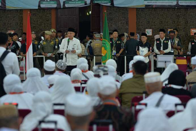 Pj. Sekretaris Daerah Provinsi Sumatera Utara (Sumut) Effendy Pohan menyambut kedatangan Jemaah Haji Kelompok Terbang (Kloter) 01 Debarkasi Medan Tahun 1446 H/2025 M yang berasal dari Kota Padangsidimpuan di Aula Madinatul Hujjaj Asrama Haji Jalan A.H Nasution Kota Medan, Kamis (12/6) malam.