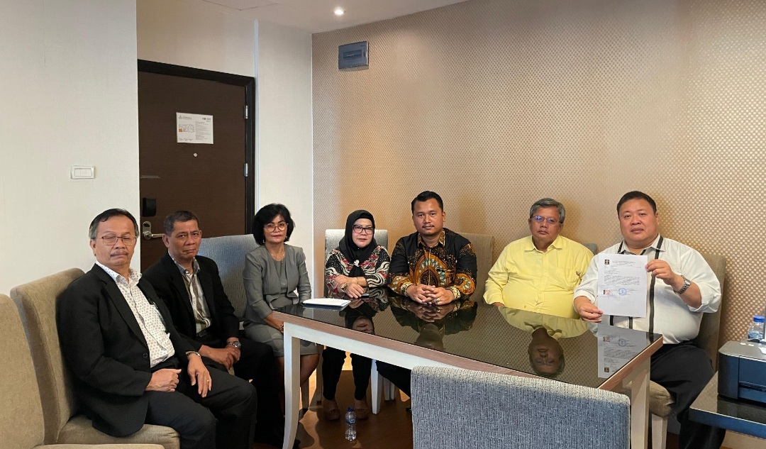 Kuasa hukum YPDA versi Partahi Siregar, Hokli Lingga, SH bersama tim foto bersama Rektor UDA Dr. Lilis S Gultom, Wakil Rektor 2 Jonne L. Gaol, Wakil Rektor 3 Zulkarnaen Nasution, Wakil Rektor 1 ISTP Torang Simanjuntak, Wakil Rektor 2 ISTP Novi.