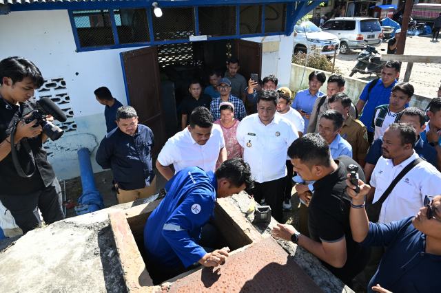 20250707_214322_resize_93 Gubernur Sumatera Utara (Sumut) Bobby Nasution didampingi Bupati Samosir Vandiko Gultom melakukan sidak ke Reservoir milik PDAM Tirtanadi cabang Samosir, Senin (7/7/2025). Foto/Diskominfo Sumut